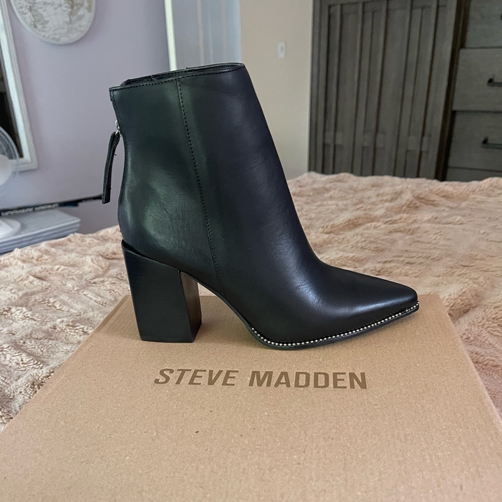 Black never worn Steve Madden booties